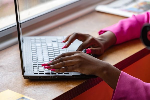 Jak zaoszczędzić czas i pieniądze ucząc się języka francuskiego online