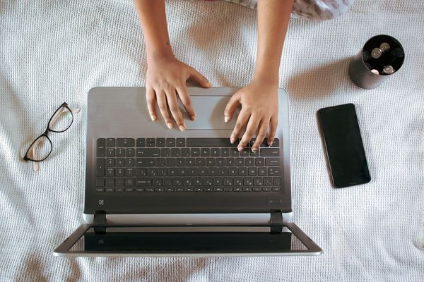 Szkoły językowe a kursy online – który format jest dla Ciebie?